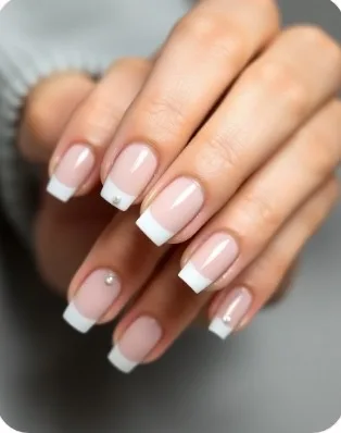 Short round nails with a pearly sheen